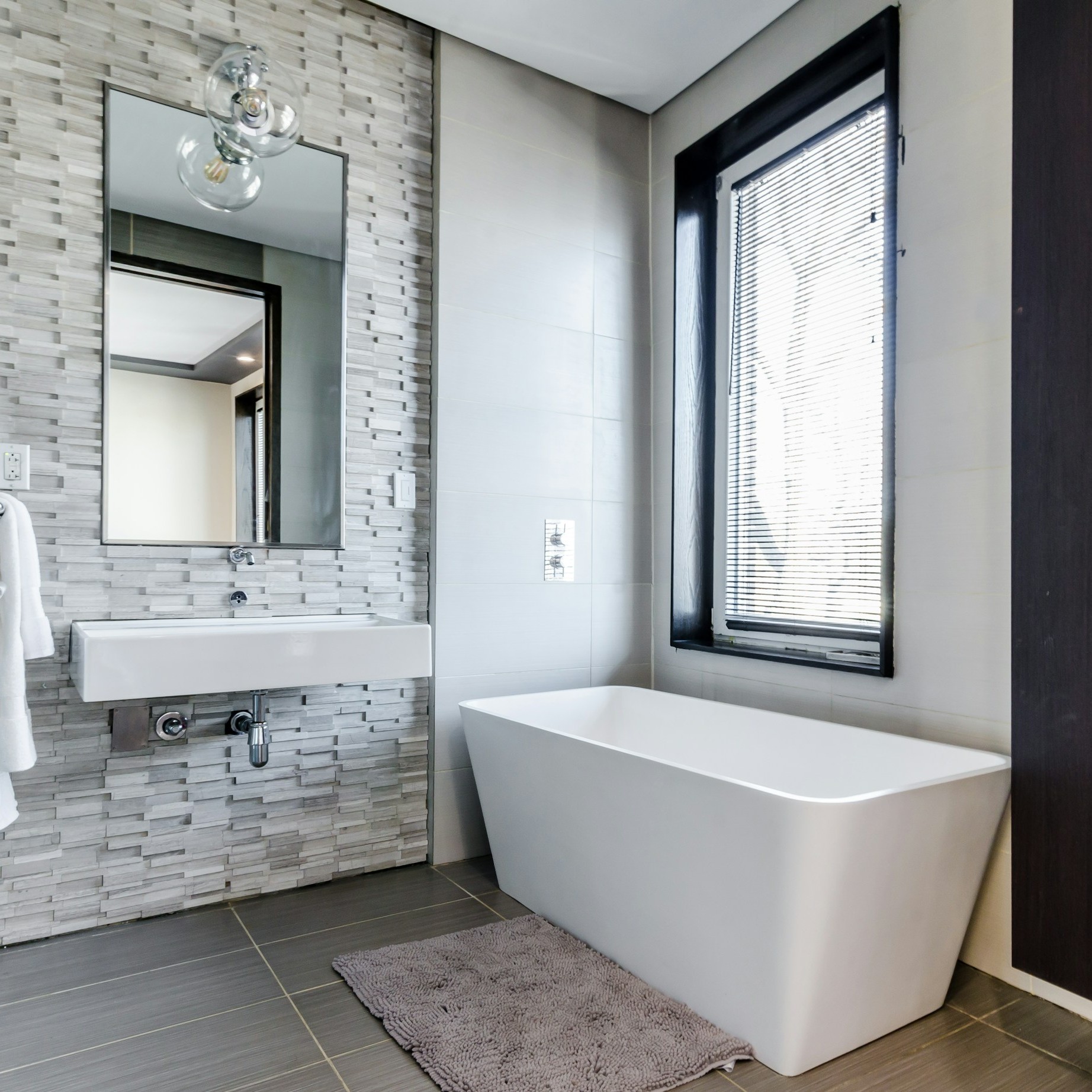 bathroom-in-luxury-villa